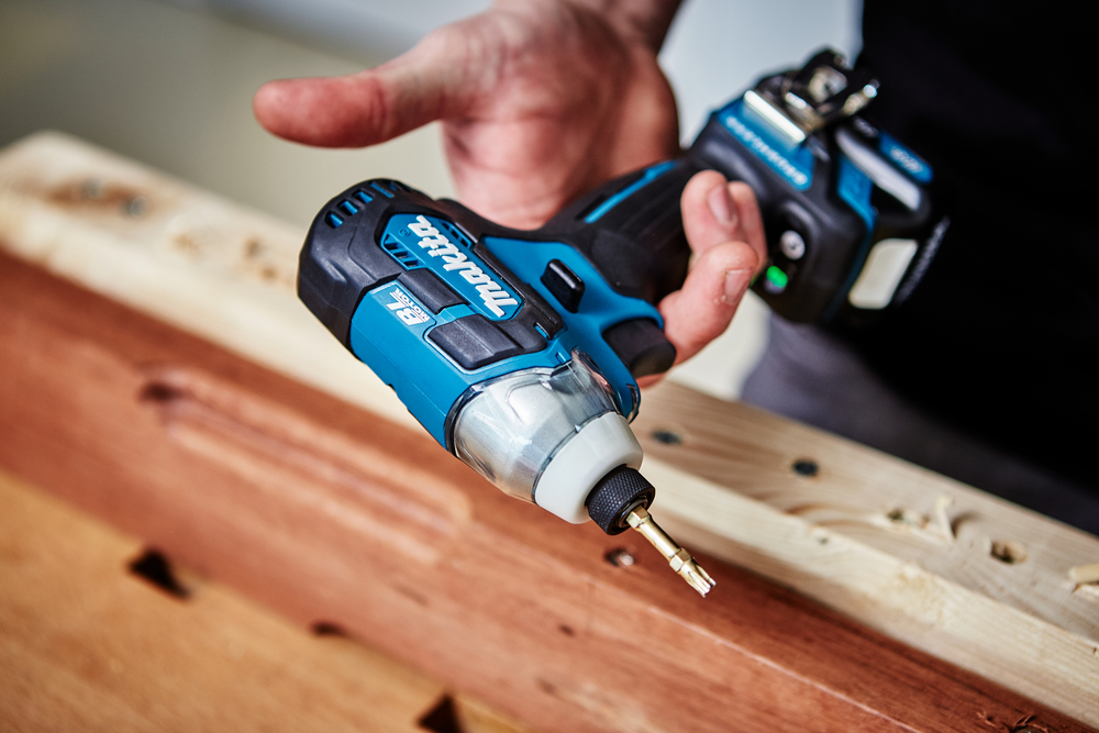 Аккумуляторный шуруповерт 135 Нм, 12В CXT Makita TD111DWAE
