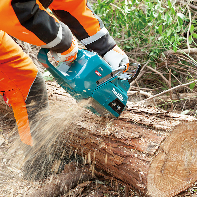 Цепная аккумуляторная пила Makita 40В XGT UC012GZ