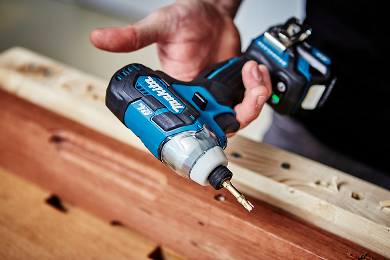Аккумуляторный шуруповерт 135 Нм, 12В CXT Makita TD111DWAE