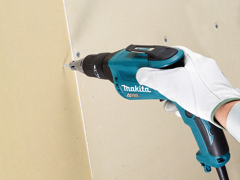 Электрический безударный шуруповерт Makita FS4000