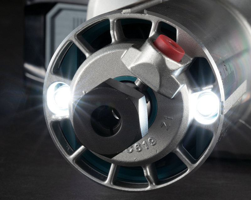 Аккумуляторный кромочный фрезер Makita 40В XGT RT001GZ19